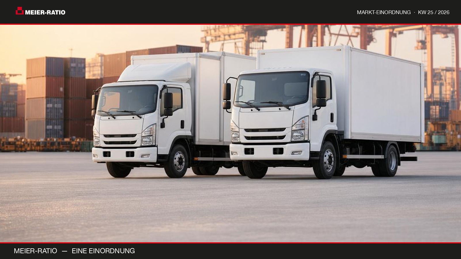 Zwei leichte Verteiler-Lkw nebeneinander auf einem Hafen-Terminal in Asien bei Morgenlicht, Symbol für den Zusammenschluss zweier Hersteller