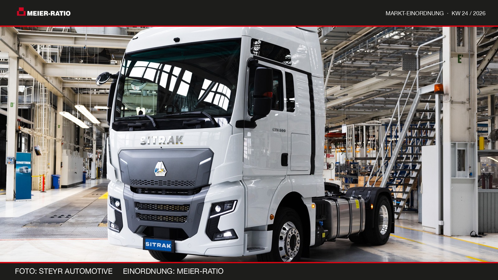 Erstes in Steyr (Österreich) gefertigtes Fahrzeug der chinesischen Marke Sitrak — eine Diesel-Sattelzugmaschine mit überarbeiteter MAN-TG2-Kabine, fotografiert in der Werkshalle am Tag der Fertigstellung